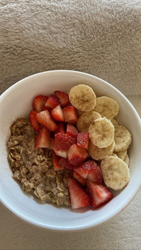 Cinnamon Banana Oatmeal, Oatmeal Fruit Bowl, Oats Bowl Breakfast, Oatmeal Bowls Aesthetic, Oat Meal Bowl, Oatmeal Bowl Aesthetic, Oatmeal Bowl Recipes, Oatmeal Bowls Breakfast, Oatmeal Breakfast Bowls