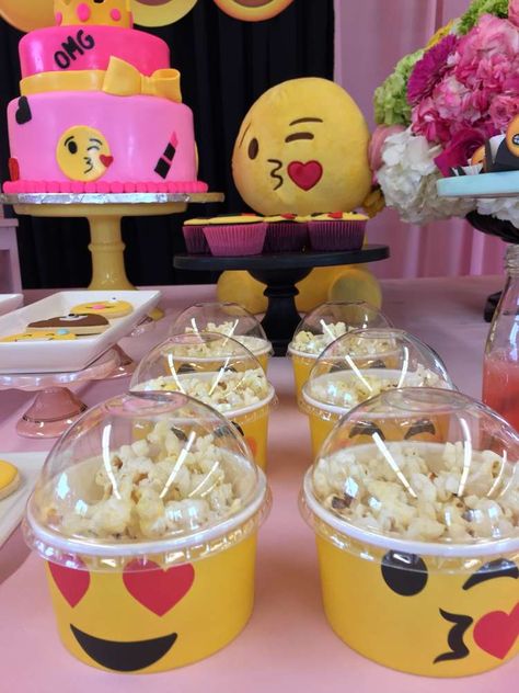 emoji Birthday Party Ideas | Photo 86 of 165 | Catch My Party Essen, Emoji Decorations Birthday Parties, Emoji Party Ideas Decoration, Emoji Party Theme, Girls Emoji Birthday Party, Emoji Party Ideas, Emoji Birthday Party Ideas, Emoticon Party, Emoji Decorations