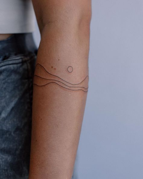 Guy Group Tattoos, Cute Abstract Tattoos, Tattoo Unique Meaningful, Back Of Arm Simple Tattoo, Continuous Line Heart Tattoo, Matching Tattoos Couples Nature, Nature Lover Tattoo Small, Grand Parent Tattoo Ideas, Topo Lines Tattoo