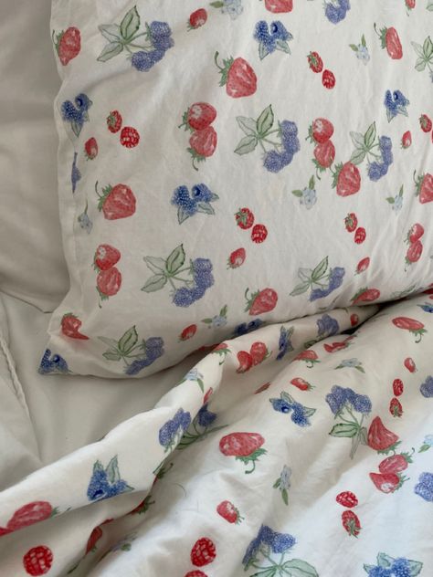 Berry Bed Sheets, Fruit Duvet Cover, Doona Covers Aesthetic, Cute Sheets Aesthetic, Berry Sheets, Strawberry Bed Sheets, Fruit Themed Bedroom, Strawberry Bedsheets, Fruit Comforter