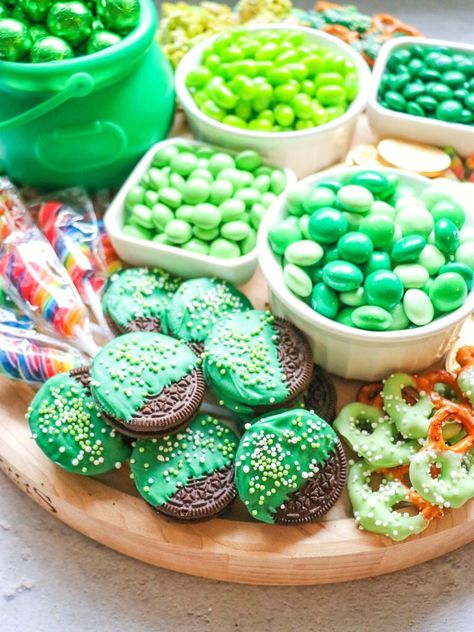 Today I’m sharing a St. Patrick’s Day Snack Board full of fun St. Patrick’s Day treats for kids. If you’re searching for kid-friendly St. Patrick’s Day snacks and food ideas, you can’t go wrong with this one! Feel free to customize it with your other favorite St. Patrick’s Day treats for kids, different green or rainbow candies, or even green fruits and veggies. Click or visit FabEveryday.com for all the details, and be sure to pin this one for later.