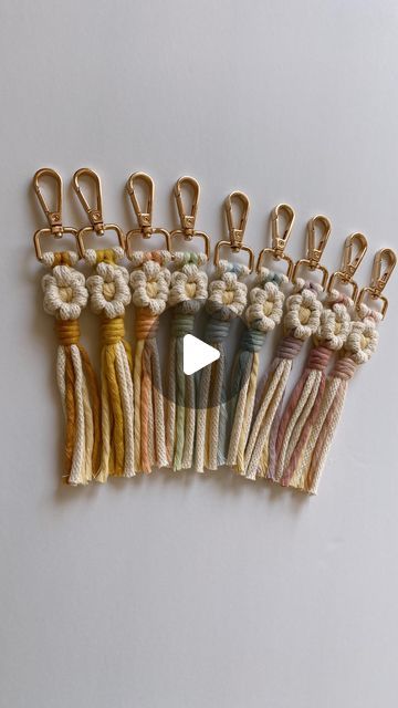 Megan | Macrame Gifts & Tutorials on Instagram: "Macrame Daisy Keychain 🌼💚  #macrametutorial #macrametutorials #howto #macrame #megsmodernmacrame #shopmegsmodernmacrame #macrameshop #handmadecommunity #macramemakers #macramegift #macramebraid #tassels #tasseltutorial #howtomacrame #gatheringknot #beginnerknot #beginnermacrame #beginnerartist #macramemovement #fiberart #ornamentdiy #macrameornament #macramekeychain #macramecharm #fiberart #macramechristmas #relaxingtutorial #shophandmade #macramediy #macrameinstructions #macramestepbystep" Macrame Keychains Diy, Macrame Daisy Keychain, Macrame Daisy, Macrame Gifts, Daisy Keychain, Macrame School, Tassels Tutorials, Macrame Flower, Tassel Crafts