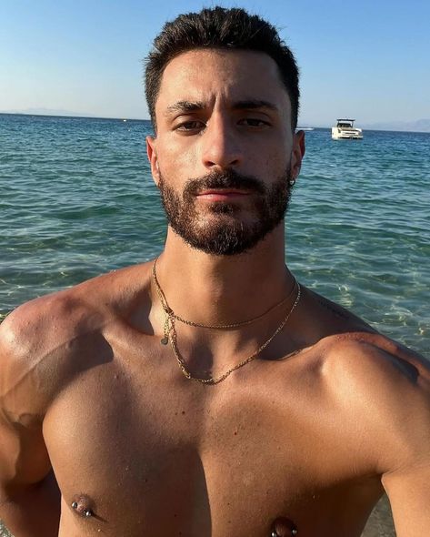 🌟🧔🤳🌟 @francamenteo - - - #beard #bearded #sicily #italian #scruffy #piercing #mensjewelry #sicilia #vacationmode #selfietime #sardinia #ne… | Instagram Sardinia, Cuban Men, Nyc Soho, Handsome Italian Men, Dream Lover, Great Beards, Selfie Time, Vacation Mode, Gay Love