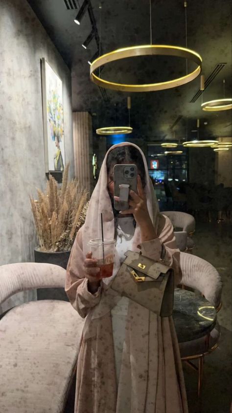 Khaleej Aesthetic, Khaleeji Girl, Arab Lifestyle, Saudi Style, Modest Aesthetic, Modesty Dress, Airport Pictures, Diy Skin Care Routine, Girls Mirror