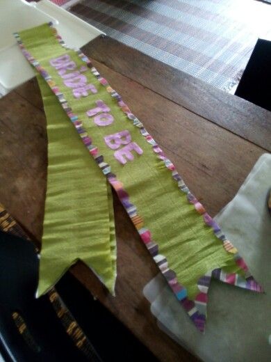 Farewell Sash Titles, Diy Sash, Diy Cards For Boyfriend, Diy Bachelorette, Hen Party Sash, Bachelorette Sash, Fiesta Theme Party, Bride To Be Sash, Fiesta Theme