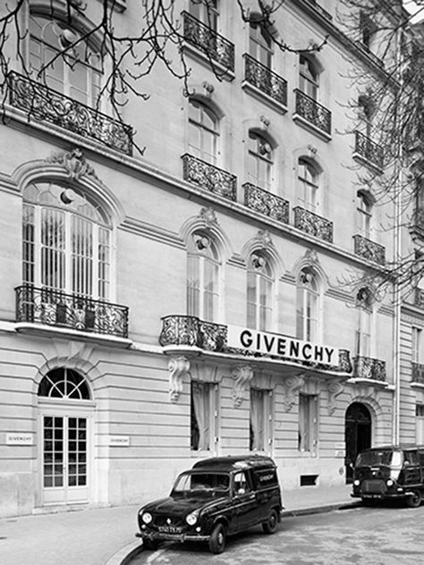 GIVENCHY PASSES :BUT HIS BEAUTIFUL STYLE LIVES ON IN THE WORLD - Dress the Part Stile Blair Waldorf, Black And White Photo Wall, Bedroom Wall Collage, Black And White Picture Wall, Gray Aesthetic, Vintage Paris, Photo Wall Collage, 50 Shades Of Grey, Black And White Aesthetic