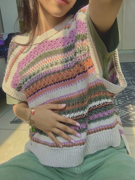 Emma Chamberlain Sweater Vest, Crochet Oversized Vest, Crochet Sweater Vests, Outfit Ideas Crochet, Crochet Outfit Ideas, Crochet Jumpers, Crochet Vest Outfit, Crochet Sweater Vest, Crochet Outfit