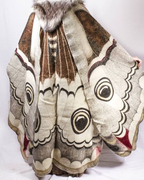 “Tada! Dye-painted wool felt cape, part of my emperor moth comission.” By aurorajay on Tumblr. Larp, Emperor Moth, Idee Cosplay, Ținută Casual, 가을 패션, Fantasy Clothing, Fantasy Fashion, Character Outfits, Fesyen Wanita