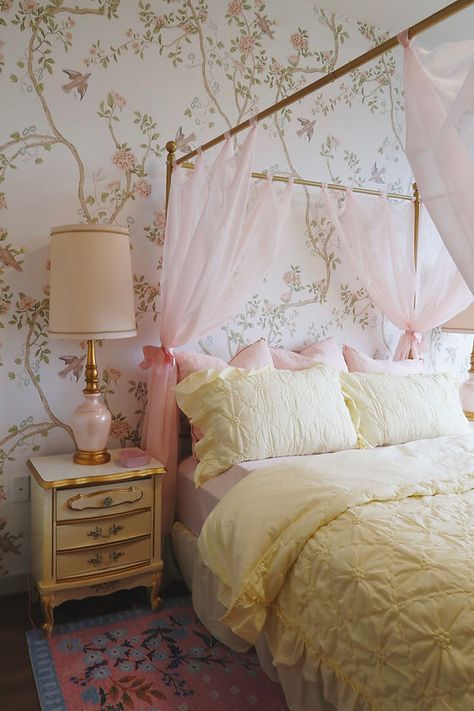 rome & juliet | My Site Vintage Small Bedroom Ideas, Pink Antique Bedroom, Pink Bedroom Wallpaper, Bridgerton Bedroom, Vintage Feminine Bedroom, Princess Aesthetic Room, Hipstoric Home, Delicate Bedroom, Spring Creative