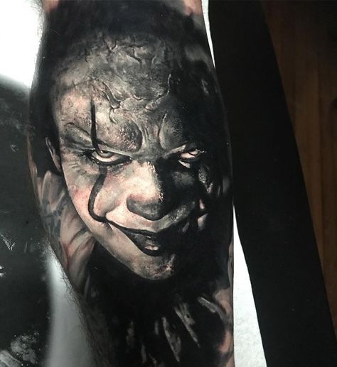 Pennywise the Clown Stephen King Tattoos, Pennywise Tattoo, Horror Movie Tattoos, Chicanas Tattoo, Clown Tattoo, Movie Tattoo, Movie Tattoos, Pennywise The Clown, Geniale Tattoos