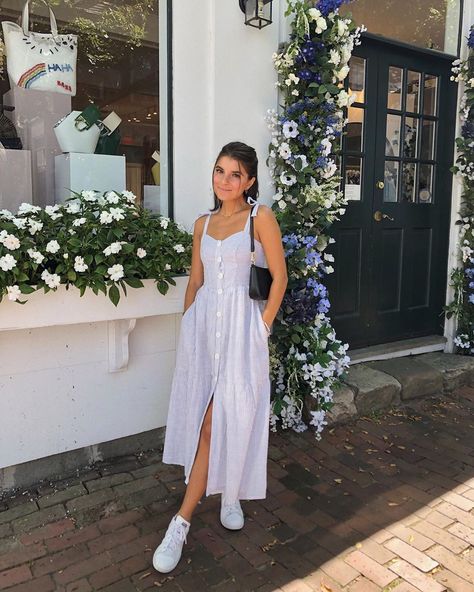 Wedges And Dress Outfit, White Sneakers For Dresses, How To Take Outfit Pictures, Summer Long Dress Outfit, Wedges With Dress, Poses For Pictures In Dress, Cute Dresses With Sneakers, Sneaker Dress Outfit, Sneaker With Dress