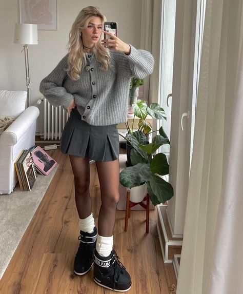 Grey sweater cardigan and mini pleated skirt outfit with black moon boots aesthetic outfit inspo Gray Skirt Fall Outfit, Grey Moon Boots Outfit, Grey Pleat Skirt Outfit, Moon Boots Skirt Outfit, Grey Miniskirt Outfits, Mini Skirt And Boots Outfit Winter, Moon Boots Outfit Skirt, Grey Skirt Winter Outfit, Mini Skirt Hoodie Outfit