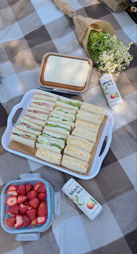 Picnic Foods, Beach Foods To Pack, Picnic Date Food, Date Recipes, Picnic Birthday, Deilig Mat, Picnic Food, Drunk Elephant, A Picnic