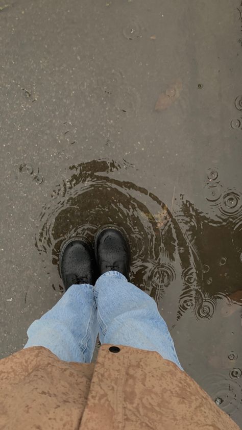 Rainy Spring Aesthetic Outfit, Rainy Hike Aesthetic, Raining Season Outfit, Cozy Rainy Day Aesthetic Outfit, Cold Vibes Aesthetic, Rainy Instagram Photos, Rainy Winter Aesthetic, Comfy Aesthetic Pictures, Raining Day Aesthetic