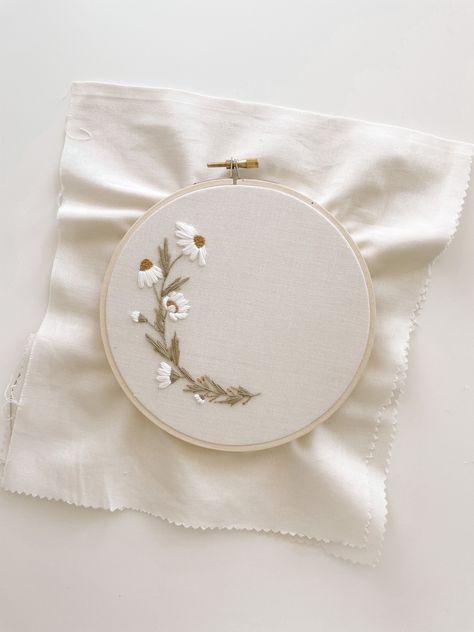 Daisy Embroidery, Embroidery Tutorial, Beginner Embroidery, Embroidery Aesthetic, Embroidery Inspo, Embroidery, Embroidery Pattern Tela, Daisy Embroidery Pattern, Embroidery Names, Embroidery Aesthetic, Aesthetic Embroidery, Embroidery Photo, Daisy Embroidery, Beginner Embroidery, Bible Cover