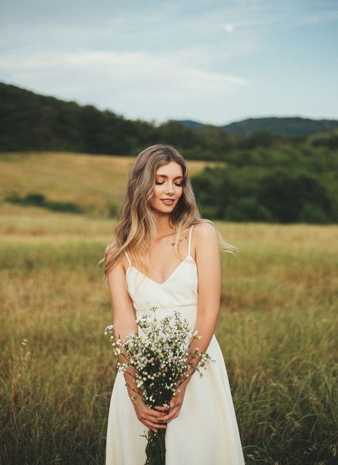 Painter Photoshoot, Nature Editorial, Woman Poses, Debut Photoshoot, Spring Photoshoot, Nature Photoshoot, Shotting Photo, Portrait Woman, Photographie Inspo