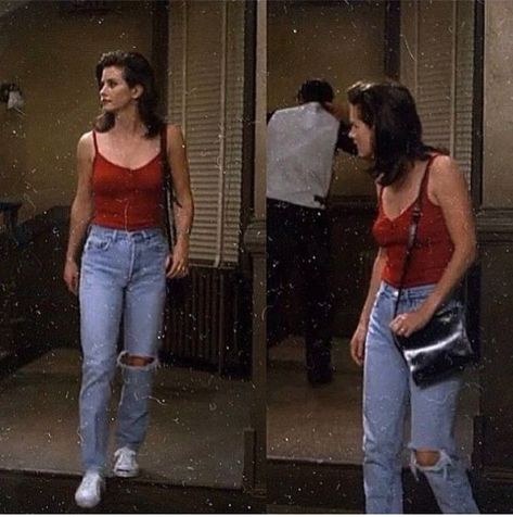 Rachel was known as the fashion queen on "Friends", but that doesn't mean we didn't notice when Monica's outfits totally slayed!!! Could she BE any cuter?! (see proof below) Look 80s, Rachel Green Outfits, Alledaagse Outfits, Goth Outfit, Fest Outfits, 90s Inspired Outfits, Monica Geller, Look Retro, 80s Outfit