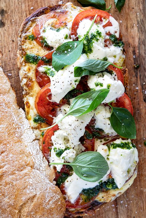 Tomato Basil Pesto Sandwich, Mozzarella Tomato Basil Sandwich, Sandwiches For A Crowd Make Ahead, Basil Sandwich, Recept Sandwiches, Resep Sandwich, Fresh Lunch, Caprese Recipes, Best Sandwich Recipes