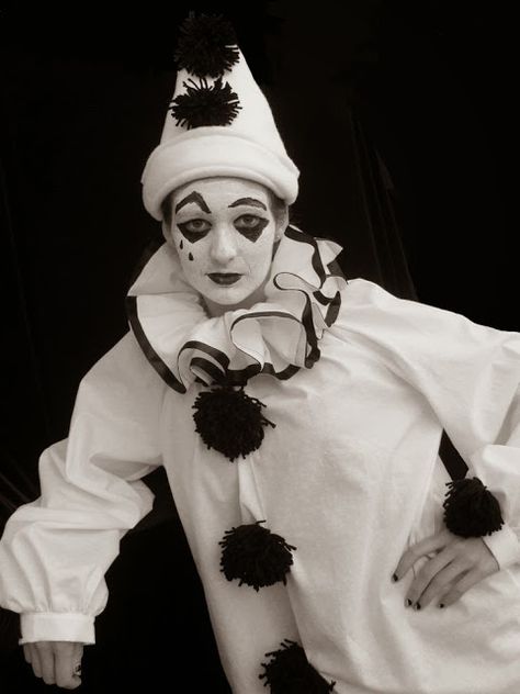 Vintage Halloween: Pierrot the Adorably Sad Clown ~ American Duchess Pantomime, Harlequin Makeup, Pierrot Costume, Clown Pierrot, Clown Outfit, Clown Images, Pierrot Clown, Clown Clothes, Dark Circus