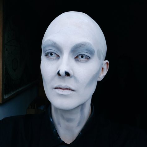 Voldemort Costume Women, Voldemort Face Paint, Voldemort Makeup Diy, Voldemort Costume Diy, Lord Voldemort Makeup, Lord Voldemort Costume, Voldemort Makeup, Voldemort Nose, Voldemort Costume