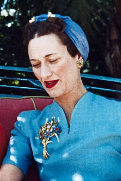 THE DUCHESS OF WINDSOR KNEW HOW TO WEAR A BROOCH! Giant Beetle, Wear A Brooch, Autumn Color Palette Fashion, Duchess Of Windsor, Wallis Simpson, Brooch Dress, Chanel Brooch, Smart Women, Diamond Brooch