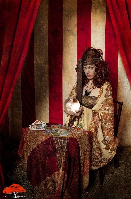 Inspiration & accessories for your DIY Fortune Teller halloween costume Idea #fortuneteller #fortunetellercostume #fortunetellermakeup #fortunetellermakeuptutorial #costume #fortunetellerhalloween #gypsycostume #halloweencostume #halloweencostumes #fortunetellerdress #glamfortuneteller #fortunetellerhalloweenmakeup #fortunetellerhalloweenmakeuplook #diyfortunetellercostume #fortunetellerhalloweenmakeuptutorial #howtofortunetellercostume #flirtyfortunetellercostume #doityourself #diycostume Fortune Teller Booth Ideas, Tarot Reader Costume, Fortune Teller Tent, Prop Idea, Halloween Fortune Teller, Vintage Fortune Teller, Fortune Teller Costume, Haunted Carnival, Creepy Circus