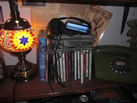 Walkman Aesthetic, Aesthetic Cozy Room, Old Telephone, Chambre Inspo, Midwest Emo, Aesthetic Cozy, Bella Swan, House Room, Room Board