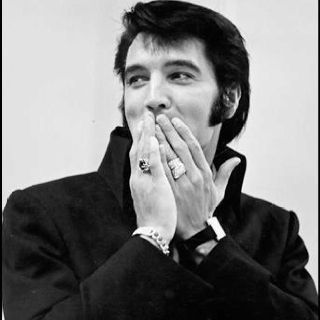 Blowing kisses <3 Shakira Hips, Elvis Sings, Elvis Presley Images, Young Elvis, Throwback Pictures, Jailhouse Rock, Elvis Presley Pictures, Swinging Sixties, Special Pictures