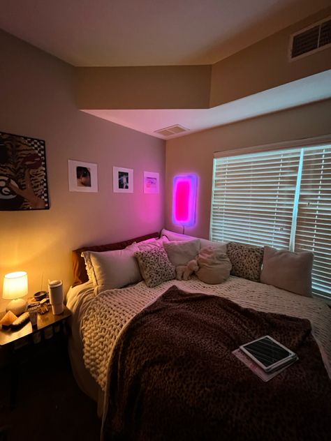 Small Room Ideas With Big Bed, 20 Year Old Bedroom Aesthetic, Parents Room Aesthetic, Eclectic Bedroom Decor Ideas, Minimalist Maximalist Bedroom, Aesthetic Room Themes, Private Dorm Room Ideas, Room Ideas With Carpet, Sofa Bedroom Ideas