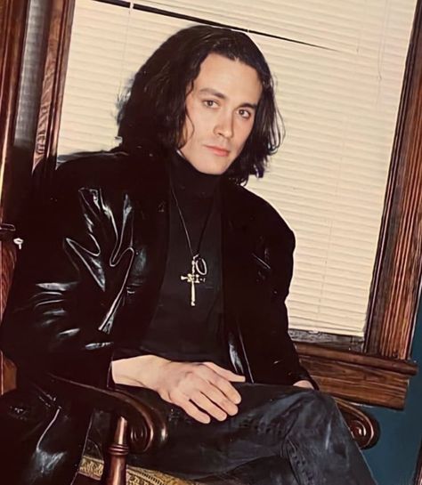 The Crow 1994, 2000s Goth, Crow Photos, Bruce Lee Family, Crow Costume, Crow Movie, Walking Outfits, Brandon Lee, The Crow