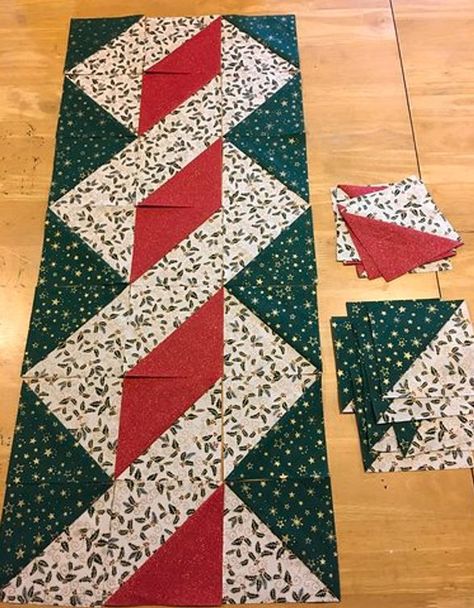 Twisted Pole Christmas Quilted Table Runner- The Craft Cotton Co Xmas Table Runners, Christmas Table Runner Pattern, Colchas Quilting, Christmas Quilting Projects, Quilted Table Runners Christmas, Table Runner Tutorial, Table Topper Patterns, Christmas Patchwork, Table Runner Diy