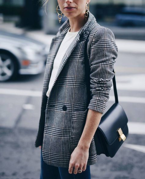 This Pin was discovered by maddy slatt. Discover (and save!) your own Pins on Pinterest. Diner Outfits, Casual Chique Stijl, Outfit Mit Blazer, Euro Chic, Minimalist Moda, Style Désinvolte Chic, Checkered Blazer, Style Casual Chic, Check Blazer