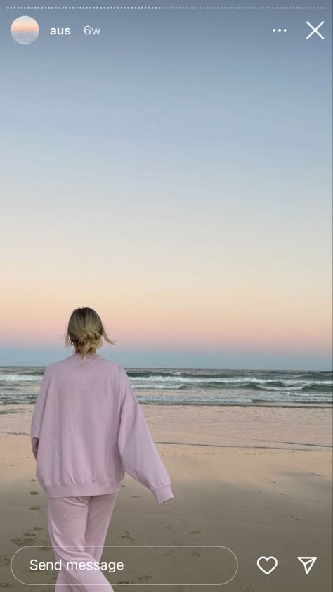 @izzydilg on ig Sweats On The Beach, Obx Winter Outfit, Windy Beach Outfit, Winter Beachy Outfits, Cozy Beach Outfits, Cold Beach Outfit, Heathy Lifestyle, Danish Pastel Aesthetic, Winter Beach