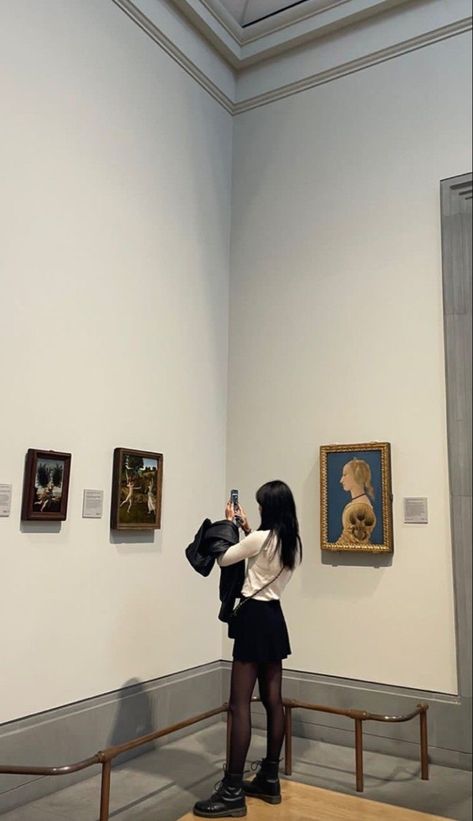 Winter Museum Outfit, Met Museum Nyc Outfit, Art Gallery Captions, Art Museum Photoshoot, Museum Outfits, Art Museum Outfit, Art Gallery Outfit, Museum Outfit, Museum Photography