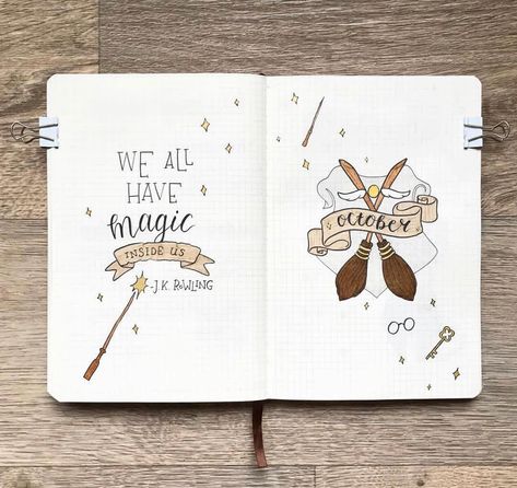 Wat Harry Potter inspiratie voor de meest magische bullet journals! #stabilonl #harrypotter #bulletjournal Harry Potter Bullet Journal, Cer Nocturn, Bullet Journal August, Bullet Journal October, Harry Potter Journal, Bullet Journal Quotes, Bullet Journal Cover Page, Theme Harry Potter, Desenhos Harry Potter