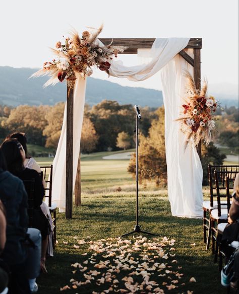 Fall Arch Decoration Wedding, Diy Rustic Wedding Alter, Pampas Rustic Wedding, Simple Boho Wedding Backdrop, Rustic Wedding Altar Outdoor Ceremony, Farmhouse Wedding Arch, Rustic Flower Arch, Wedding Arbour Decorations, Wedding Arch Country