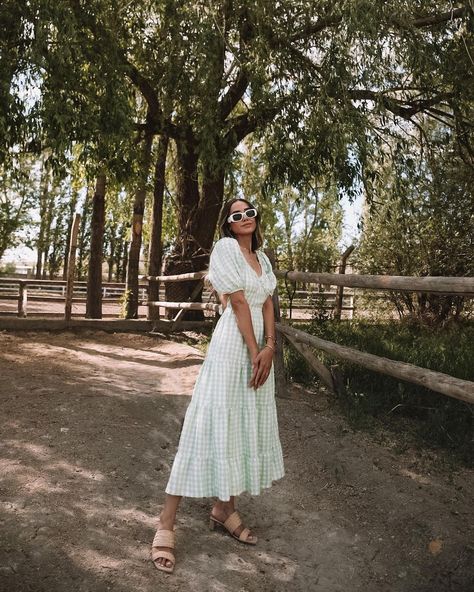 How To Pose In Midi Dress, Poses For Midi Dress, Maxi Dress Poses Photo Ideas, Poses In Midi Dress, Standing Poses With Dress, One Piece Dress Pose Idea, Maxi Dress Poses Instagram, Long Dress Poses Instagram, Maxi Dress Poses