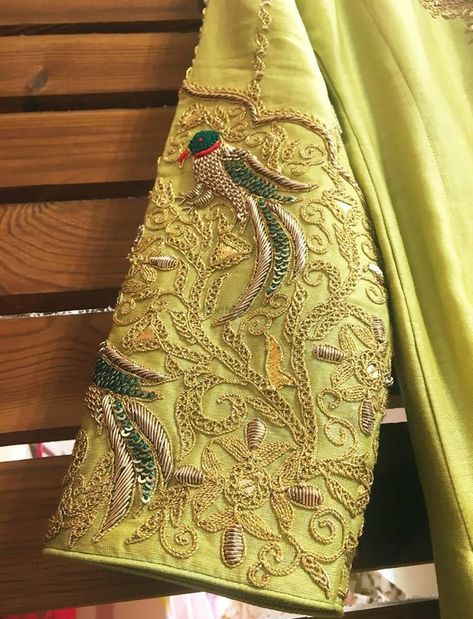 Parrot Embroidery Design Blouse, Saree Couture, Blouse Necks, Floral Machine Embroidery Designs, Saree Jacket Designs, Dresses Office, Designs Blouse, Hand Work Design, Maggam Work Designs