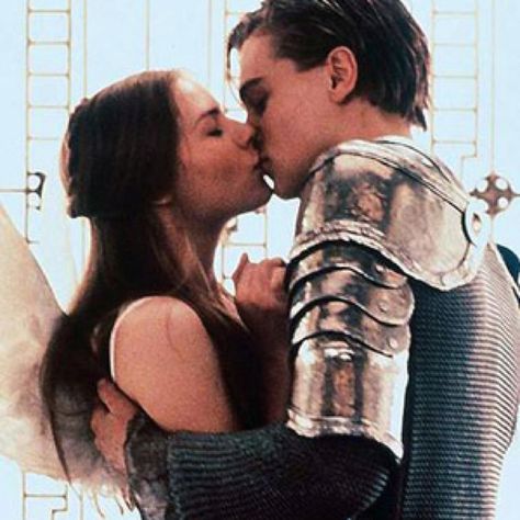 Romeo Shakespeare Movies, Leonardo Dicaprio Romeo, William Shakespeare Frases, Romeo Ve Juliet, Romeo Juliet 1996, New Year's Kiss, Romeo Und Julia, Movie Kisses, Baz Luhrmann