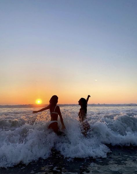 Beach Pics With Friends Aesthetic, Beach Poses Back View, Beach Sunset Pics With Friends, Friendship Beach Pictures, Ocean Pics Instagram, Simple Beach Photos, Beach Aesthetic Poses Friends, Insta Photo Ideas Beach Friends, Beach Bff Pictures