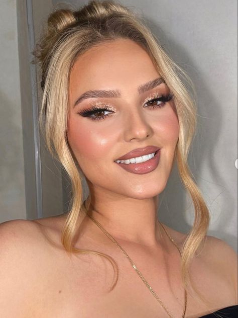 Party Makeup Blonde Hair, Light Natural Makeup Looks For Prom, Formal Make Up Looks Classy, Ball Looks Makeup, Blonde Glowy Makeup, Half Prom Makeup, Makeup Hoco Ideas, Good Prom Makeup, Makeup Ideas For Bridesmaids Brown Eyes