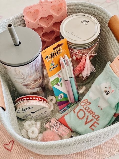 Valentine's Day Gift Basket Ideas For Kids | She Gave It A Go Valentine Day Aesthetic, Valentines Gift Ideas, Friend Valentine Gifts, Valentines Day Baskets, Girl Gift Baskets, Best Gift Baskets, Valentine Gift Baskets, Valentine Baskets, Valentine's Day Gift Baskets