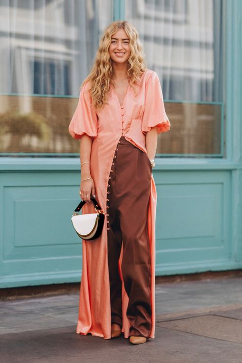 To draw attention to her creative outfit, Emili Sindlev (@emilisindlev) accessorised it with our two-tone semi-circle bag at #LFW. Retro Modern Style Fashion, Dress Over Pants Street Style, Fun Outfits For Women, Emili Sindlev Style, Contrasting Outfits, Creative Style Outfits, Street Style 2024, Emili Sindlev, Dress Over Pants