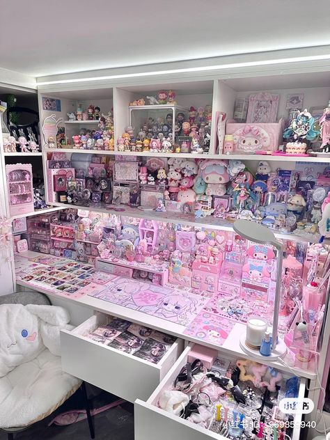 Sanrio My Melody & Kuromi Kawaii Study Room, Kawaii Maximalist Room, Room Inspo Aesthetic Pink, Sanrio Lifestyle, Xiaohongshu Room, Kuromi Desk, Art Desk Aesthetic, K-pop Room, Kawaii Aesthetic Room