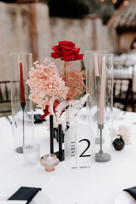 Single Stem Centerpiece, Bud Vase Centerpiece Wedding, Top Table Flowers, Bud Vases Wedding, Flower Centrepieces, Bud Vase Centerpiece, Round Wedding Tables, Wedding Vases, Flower Centerpieces Wedding