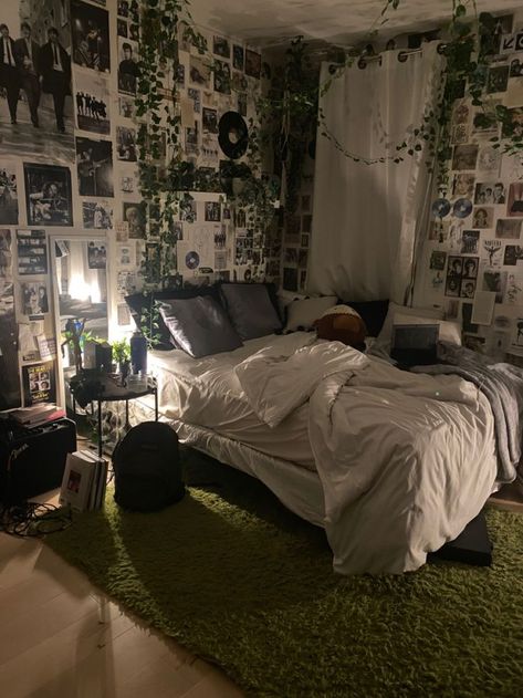 Room Color Combination Aesthetic, Cozy Green Room Aesthetic, Naturecore Bedroom Aesthetic, Clothes Storage Room, Dark Academy Aesthetic Room, Maximum Room Aesthetic, Moody Lighting Bedroom, Book Aesthetic Bedroom Ideas, Dark Green Mens Bedroom