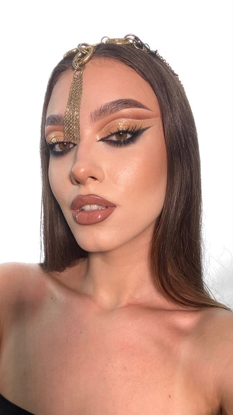 arabic makeup style cut crease Arabian Princess Makeup, Egyptian Make Up Ideas, Arabic Look Make Up Arabian Eyes, Moroccan Makeup Look, Arabic Make Up Eyes, Arabian Make Up, Arabian Night Makeup, Arabic Makeup Looks Arabian Eyes, Golden Make Up