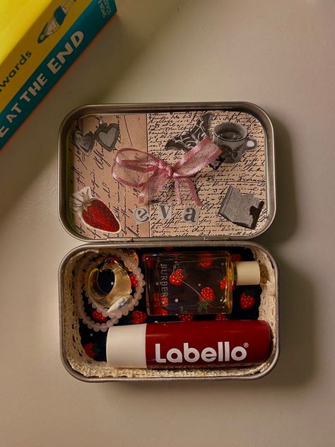 Upcycling, Mint Box Aesthetic, Trinket Box Gift, Strawberry Altoids, Small Box Craft Ideas, Diy Wooden Box Painting Ideas, Homemade Christmas Gifts Aesthetic, Altoid Tin Ideas Aesthetic, Tin Wallet Aesthetic