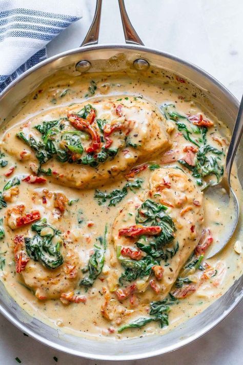 Chicken with Spinach in Creamy Parmesan Sauce - An easy one-pan dish that will wow the entire family for dinner! Creamy Chicken Breast Recipes, Pan Chicken Breast, Chicken With Spinach, Creamy Parmesan Sauce, Easy Roast Chicken, Creamy Parmesan, Parmesan Sauce, Healthy Food Facts, Makanan Diet