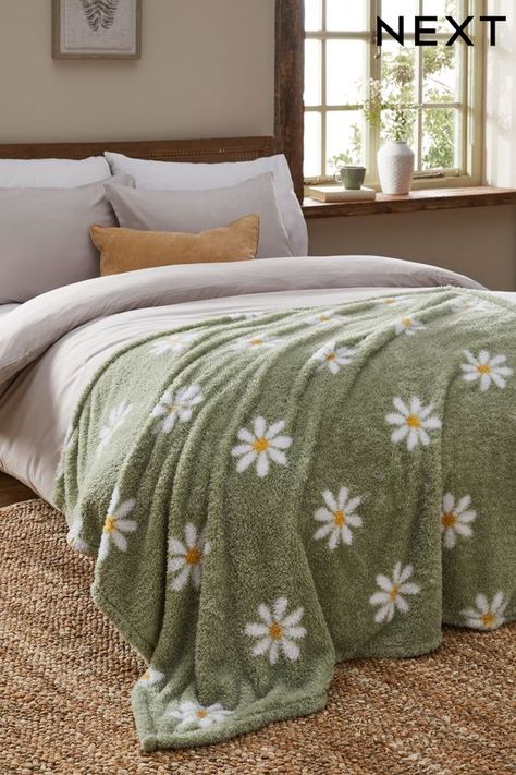 Daisy Fleece Throw Green Living Room Inspiration, Green Room Ideas Bedroom, Chunky Cable Knit Throw, Sofa And Bed, Green Living Room, Sage Green Bedroom, Cable Knit Throw, Green Daisy, Green Blanket